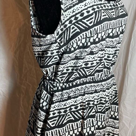 SOLD.   Forever 21 Black & White Boho Style Night Out Dress Size Large - Picture 9 of 12